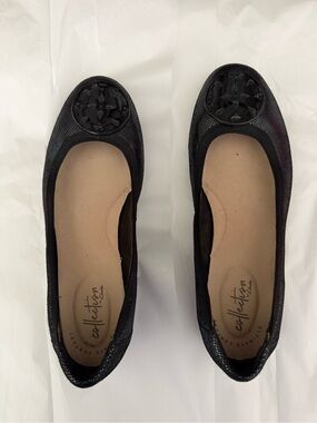Collection B Black Textured Round-Emblem Ballet Flats